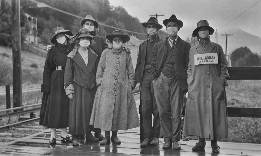 photo showing people obeying mask mandate during the Spanish flu